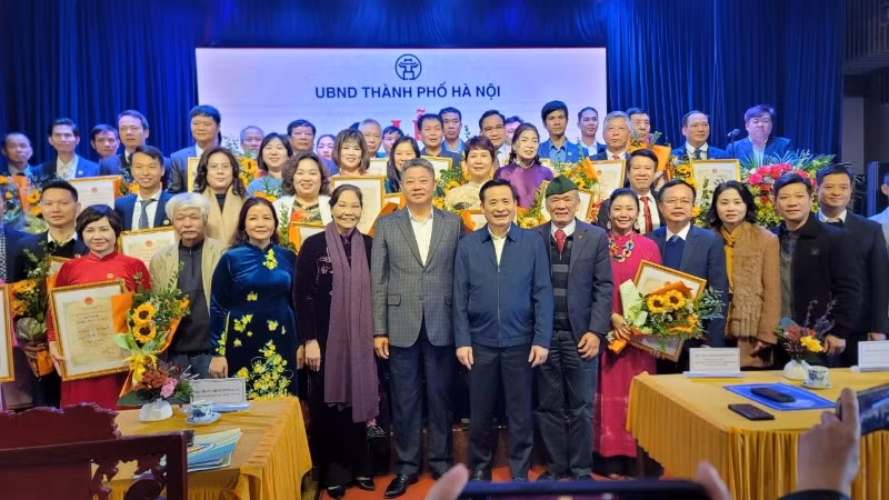 Lãnh đạo thành phố Hà Nội chụp ảnh cùng 42 Nghệ nhân được công nhận lần này.