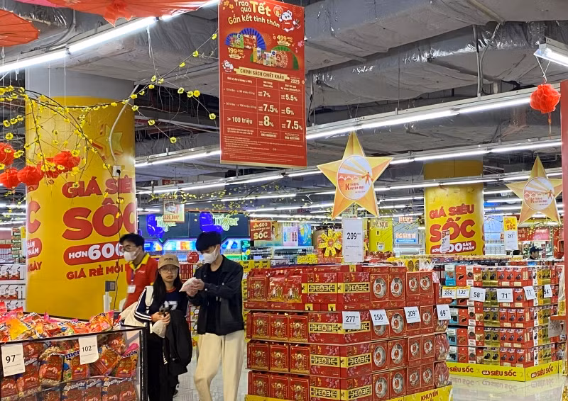 Người tiêu dùng mua sắm hàng hóa Tết tại siêu thị Winmart Royal City.