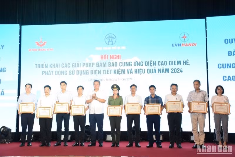 Lãnh đạo thành phố hà Nội trao Bằng khen cho các tổ chức, cá nhân có thành tích xuất sắc trong công tác phát triển điện lực giai đoạn 2021-2023.