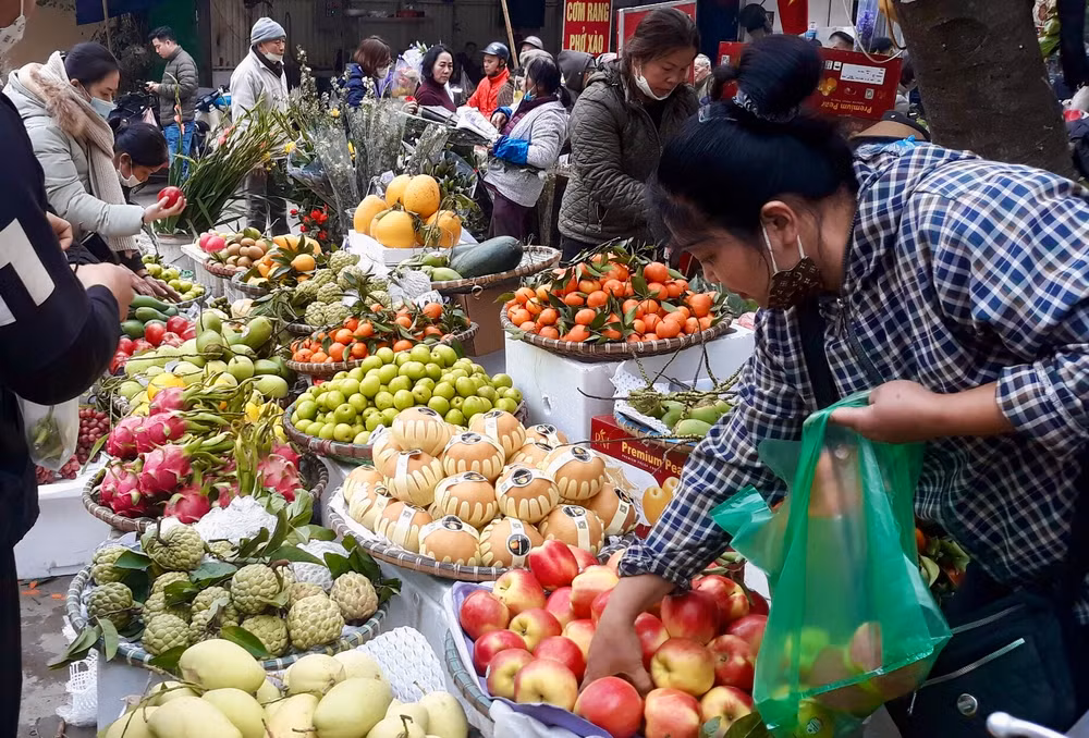 Các quầy hoa quả tấp nập khách chọn mua.