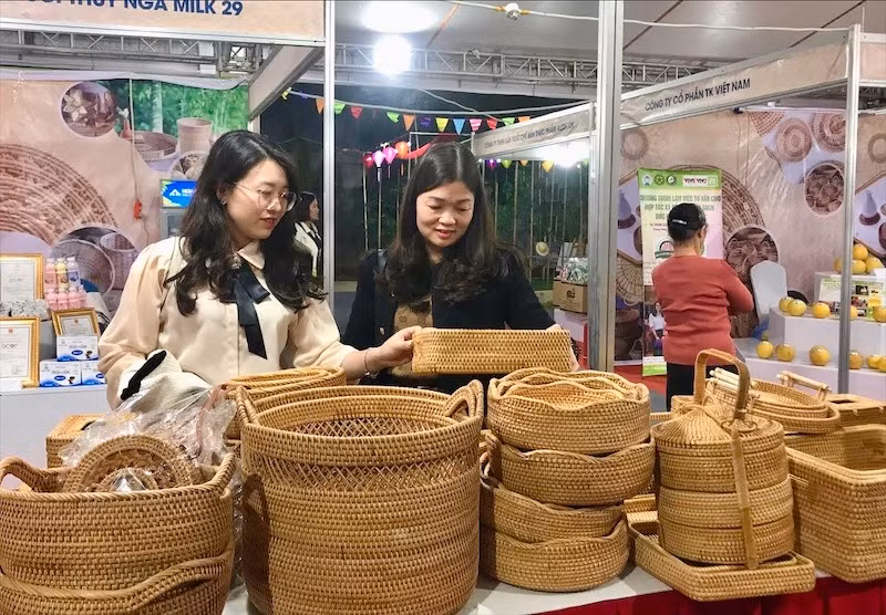 Các sản phẩm mây tre nổi bật của huyện Chương Mỹ tại triển lãm.