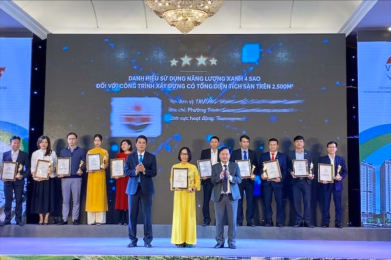 Các đơn vị nhận danh hiệu Cơ sở sử dụng năng lượng xanh 4 sao.