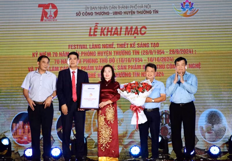 Lãnh đạo Sở Công thương Hà Nội trao chứng nhận Trung tâm thiết kế sáng tạo, giới thiệu, quảng bá và bán sản phẩm OCOP, sản phẩm làng nghề gắn với du lịch xã Duyên Thái. Lãnh đạo Sở Công thương Hà Nội trao chứng nhận Trung tâm thiết kế sáng tạo, giới thiệu, quảng bá và bán sản phẩm OCOP, sản phẩm làng nghề gắn với du lịch xã Duyên Thái.
