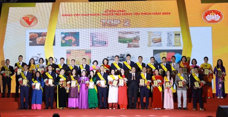 Đại diện các doanh nghiệp có sản phẩm nằm trong TOP 2 nhận giải thưởng.