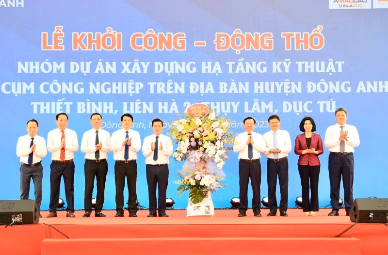 Lãnh đạo thành phố Hà Nội tặng hoa chúc mừng huyện Đông Anh.