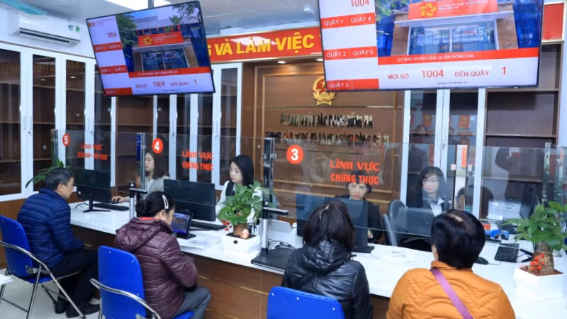 Người dân thực hiện thủ tục hành chính tại Trung tâm Phục vụ hành chính công số 1.