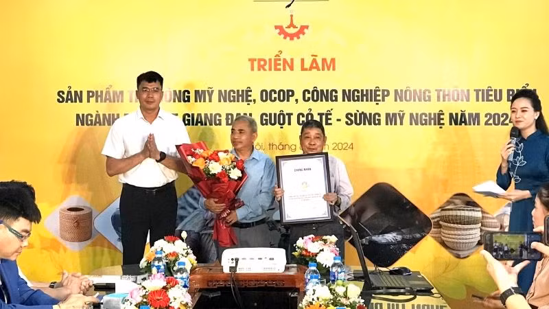 Đại diện Sở Công thương Hà Nội trao Giấy chứng nhận Trung tâm thiết kế sáng tạo, giới thiệu, quảng bá và bán sản phẩm OCOP, làng nghề gắn với du lịch tại xã Phú Nghĩa.