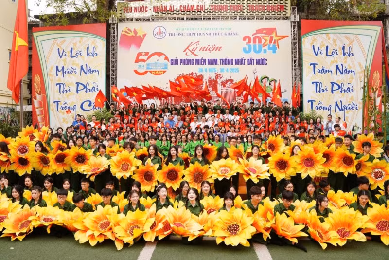 Tuổi trẻ Việt Nam tự hào và phát huy truyền thống của cha ông.