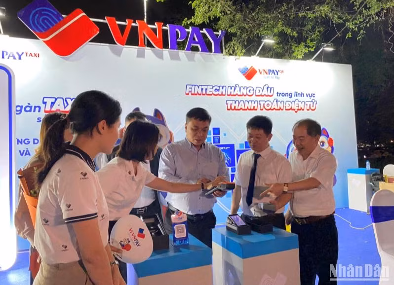 Trải nghiệm mua sắm không dùng tiền mặt của VNPAY.