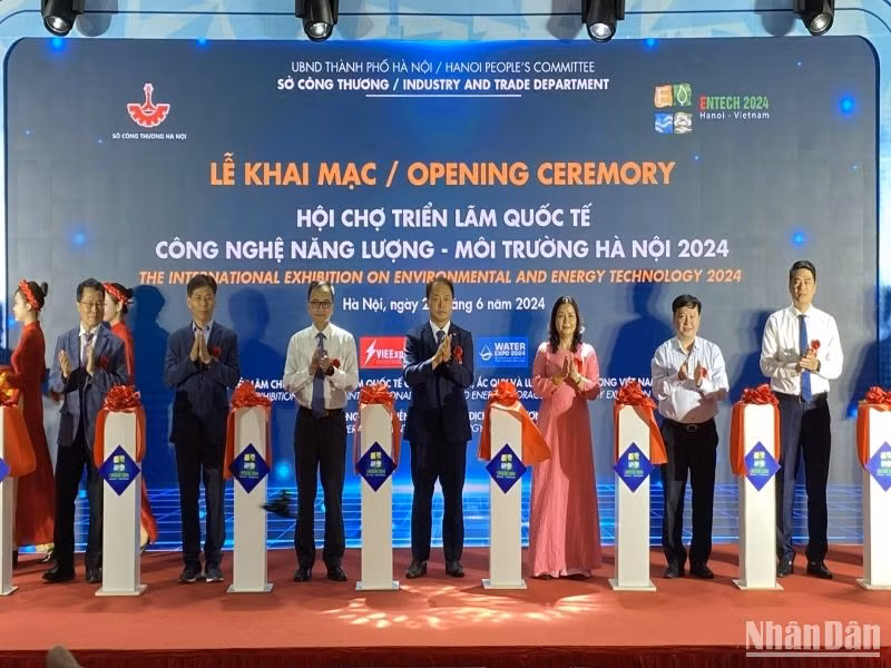 Các đại biểu cắt băng khai mạc Hội chợ ENTECH HANOI 2024. Các đại biểu cắt băng khai mạc Hội chợ ENTECH HANOI 2024.