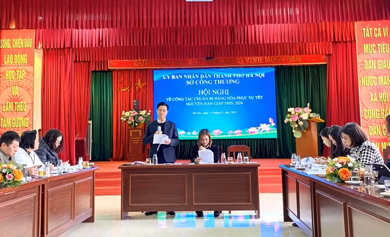 Lãnh đạo Sở Công thương Hà Nội báo cáo về thị trường Tết trên địa bàn.