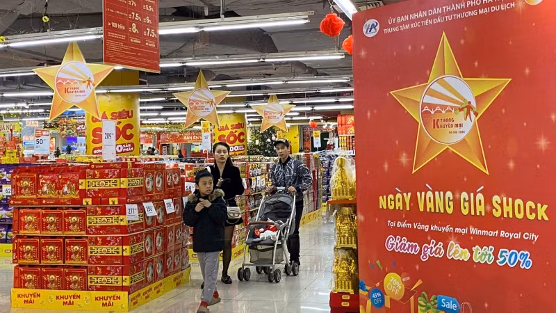 Các chương trình giảm giá trong Tháng Khuyến mại thu hút người tiêu dùng tham gia mua sắm.