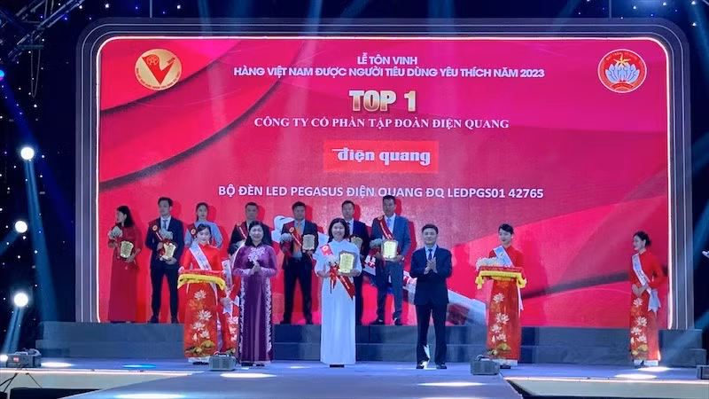 Ban tổ chức trao chứng nhận Top 1 Hàng Việt Nam được người tiêu dùng yêu thích năm 2023 cho các doanh nghiệp đoạt giải.