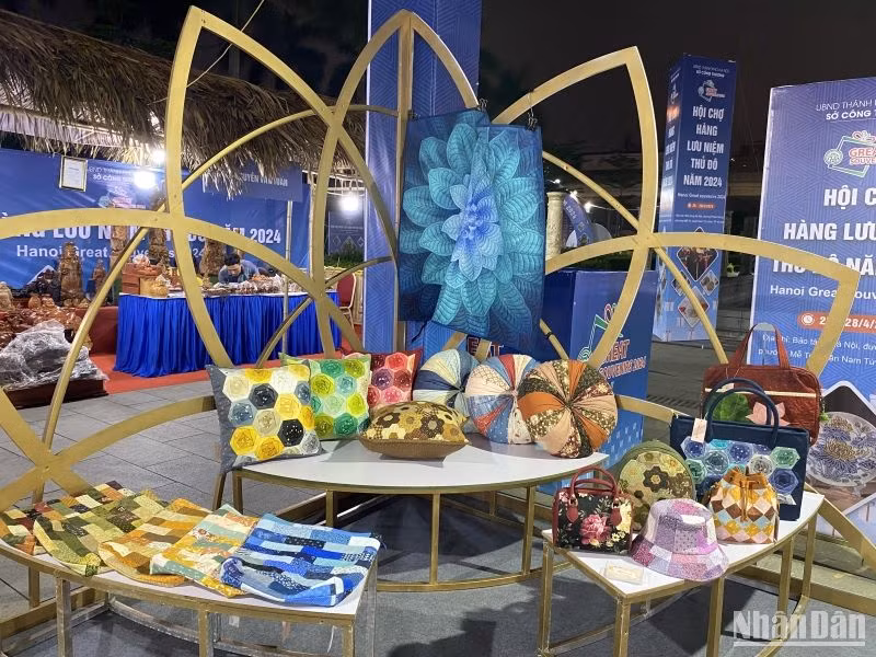 Nhiều mặt hàng thủ công mỹ nghệ của Hà Nội đã xuất khẩu ra thị trường quốc tế. Nhiều mặt hàng thủ công mỹ nghệ của Hà Nội đã xuất khẩu ra thị trường quốc tế.