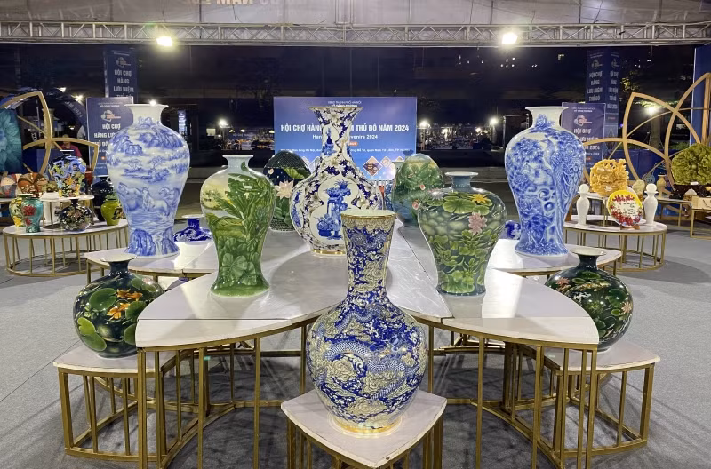 Một số sản phẩm thủ công mỹ nghệ ngành gốm sứ được trưng bày, giới thiệu tại hội chợ. Một số sản phẩm thủ công mỹ nghệ ngành gốm sứ được trưng bày, giới thiệu tại hội chợ.