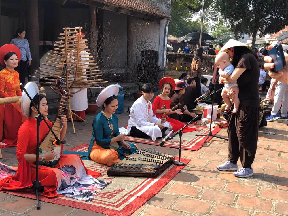 Thưởng thức âm nhạc truyền thống Việt Nam.