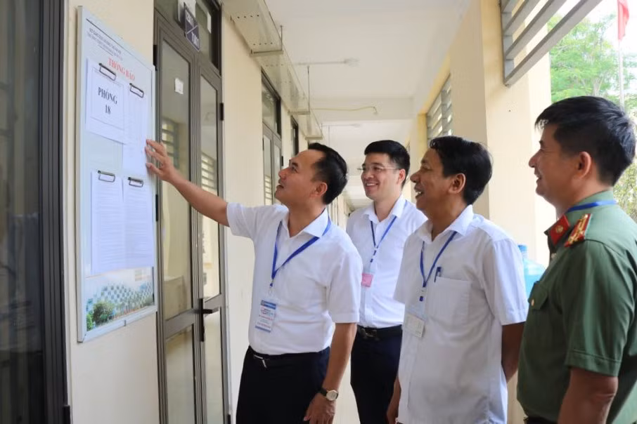 Ban chỉ đạo thi và tuyển sinh năm học 2023-2024 huyện Quốc Oai kiểm tra các điểm thi.