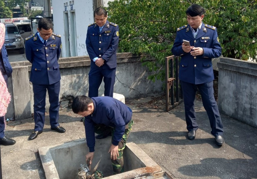 Lực lượng Quản lý thị trường Hà Nội kiểm tra số lượng xăng, dầu tại các cửa hàng.