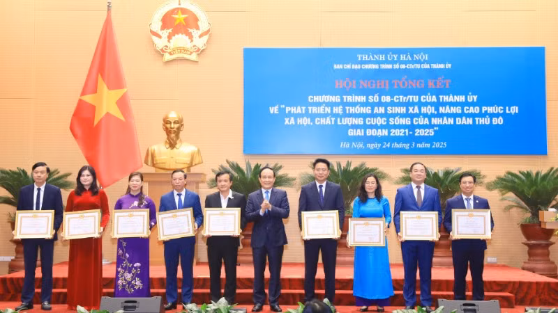 Lãnh đạo Thành ủy Hà Nội trao bằng khen cho các tập thể và cá nhân.