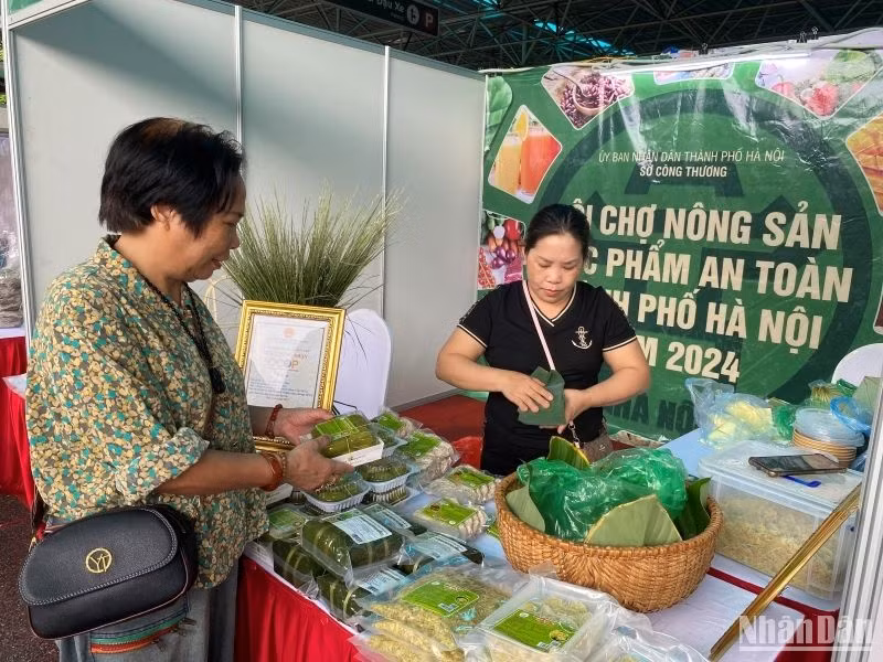 Người tiêu dùng mua sắm các sản phẩm Cốm Mễ Trì.