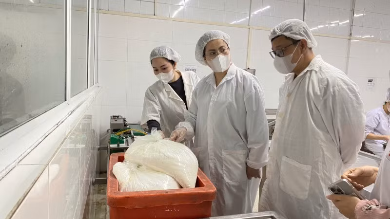 Đoàn công tác số 3 về an toàn thực phẩm của thành phố Hà Nội kiểm tra xưởng sản xuất của Công ty TNHH chế biến thực phẩm Đông Đô.