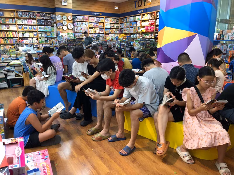 Hiệu sách cho đọc miễn phí nên ai cũng tranh thủ đọc vài cuốn, vừa bổ ích vừa nhanh hết thời gian.
