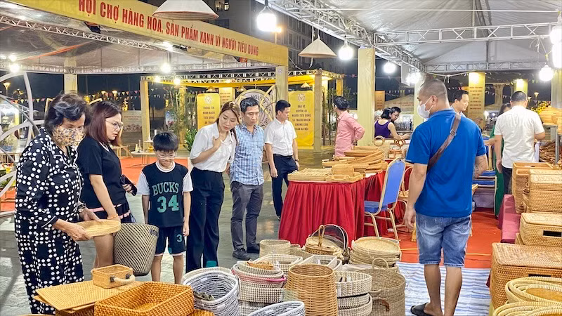 Hội chợ thu hút đông đảo người tiêu dùng tới tham quan, mua sắm.