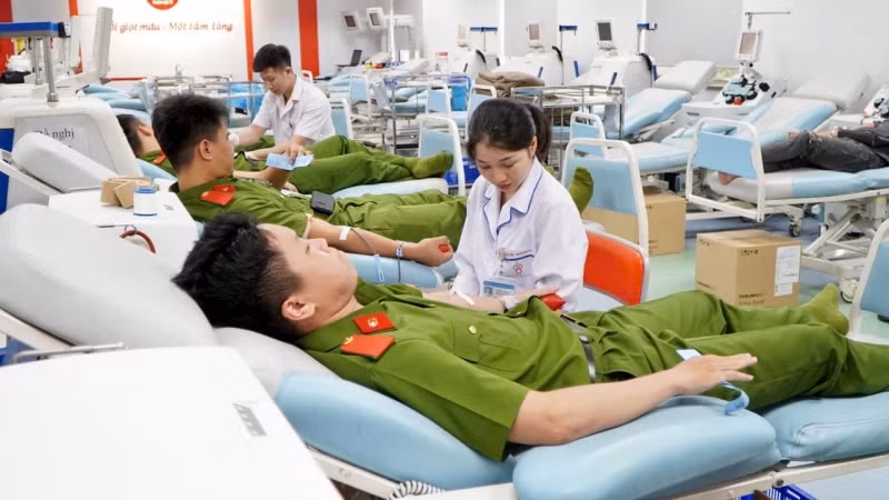 Học viên Học viện Cảnh sát Nhân dân tham gia hiến máu tình nguyện.