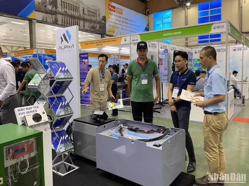 Nhiều sản phẩm công nghệ mới, tiết kiệm năng lượng, bảo vệ môi trường được các doanh nghiệp giới thiệu tại Hội chợ.