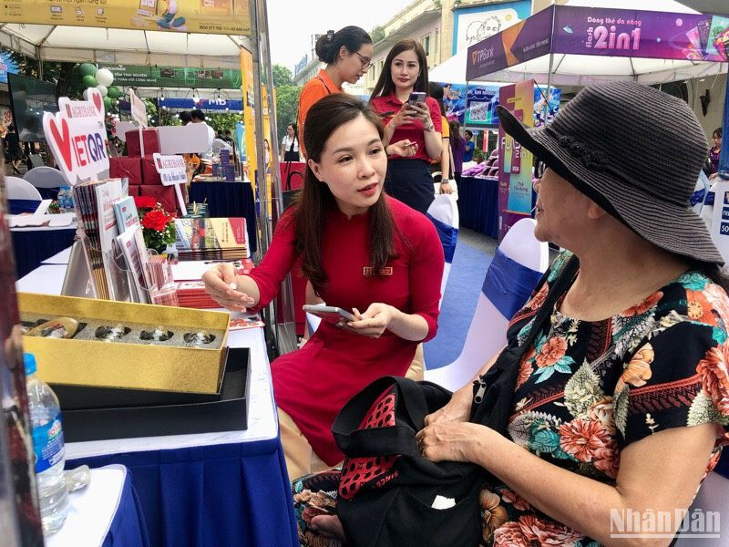 Các ngân hàng hướng dẫn người dân cách thanh toán không dùng tiền mặt.