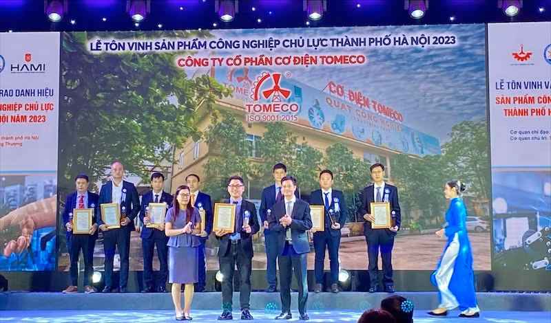 Đại diện Sở Công thương và các Hiệp hội trao chứng nhận sản phẩm công nghiệp chủ lực thành phố Hà Nội năm 2023 cho các doanh nghiệp.