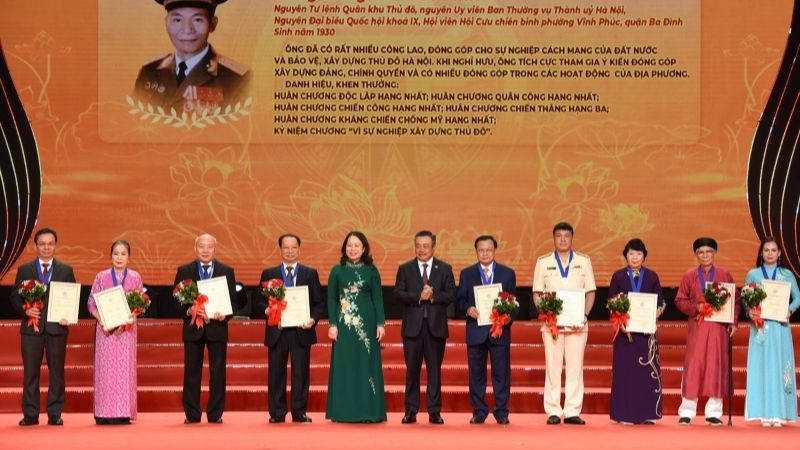 Phó Chủ tịch nước Võ Thị Ánh Xuân và Chủ tịch Ủy ban nhân dân thành phố Hà Nội Trần Sỹ Thanh trao tặng danh hiệu "Công dân Thủ đô ưu tú" năm 2024 cho 10 cá nhân tiêu biểu. (Ảnh: TRẦN HẢI)