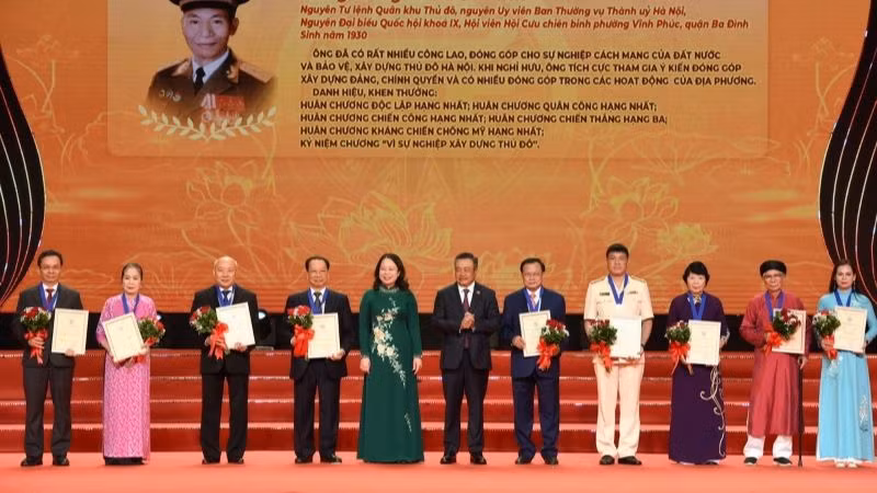 Phó Chủ tịch nước Võ Thị Ánh Xuân và Chủ tịch Ủy ban nhân dân thành phố Hà Nội Trần Sỹ Thanh trao tặng danh hiệu "Công dân Thủ đô ưu tú" năm 2024 cho 10 cá nhân tiêu biểu. (Ảnh: TRẦN HẢI)