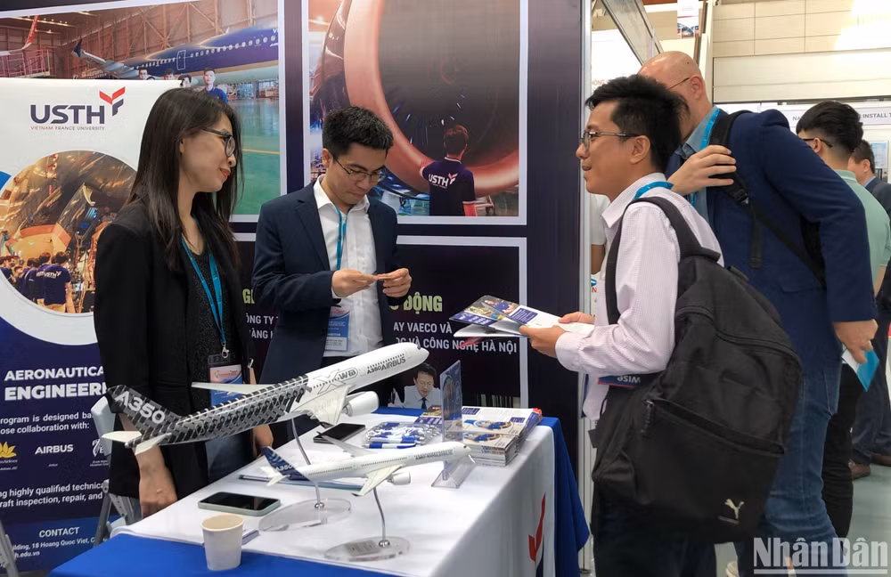 Các doanh nghiệp trao đổi cơ hội hợp tác trong lĩnh vực công nghiệp hàng không tại chương trình.