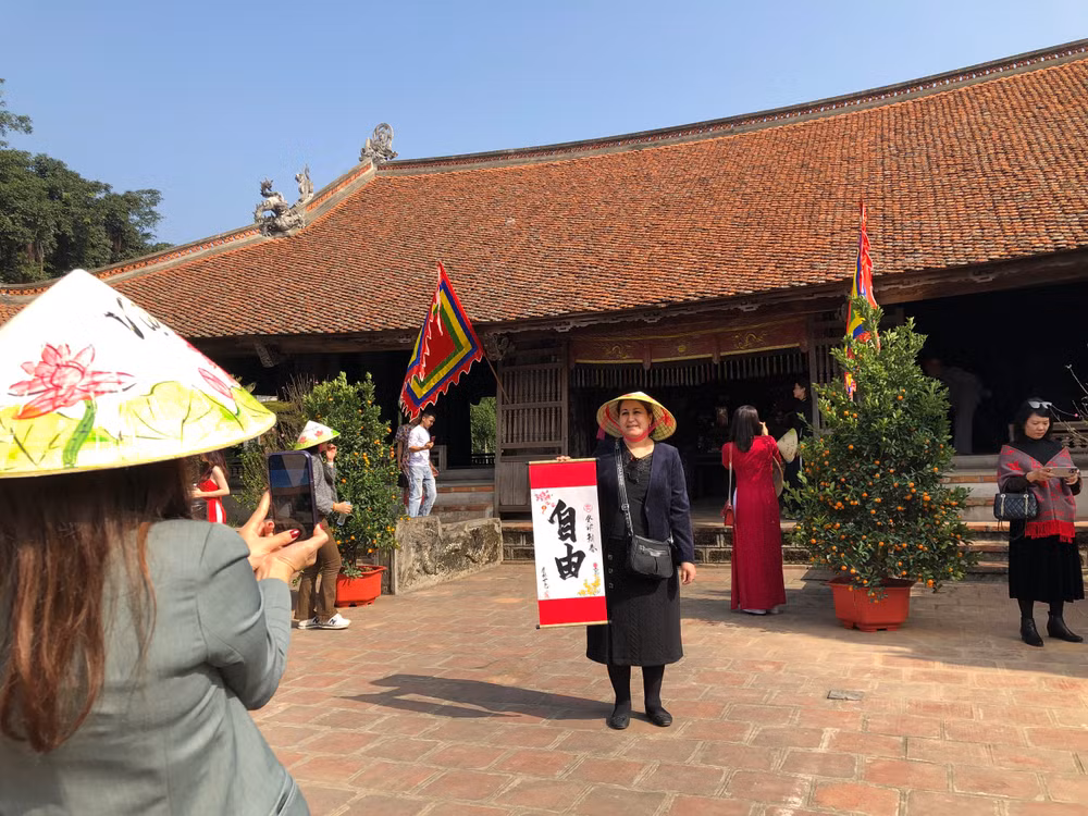 Trải nghiệm viết thư pháp.