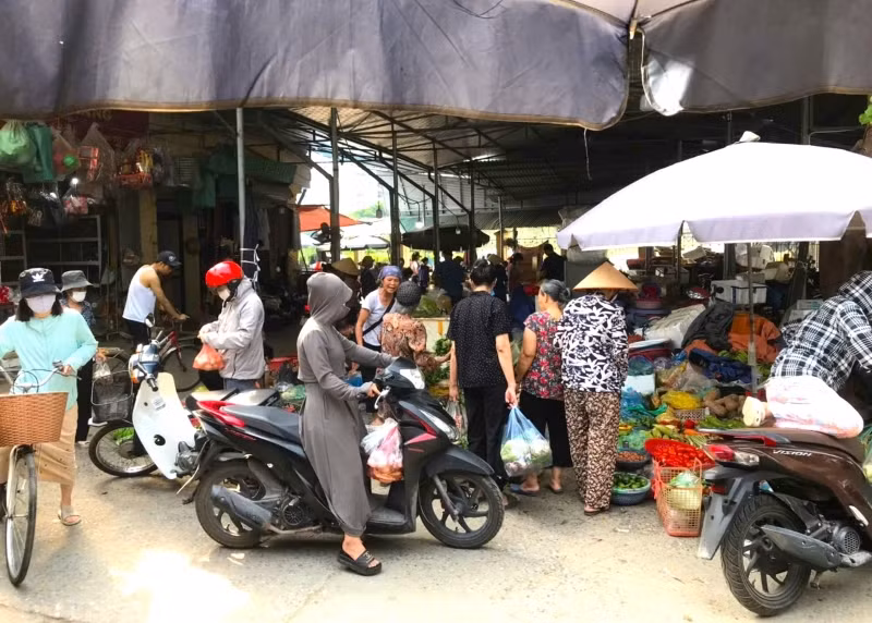 Chợ Nhật Tân (quận Tây Hồ) tấp nập người mua sáng 6/9.