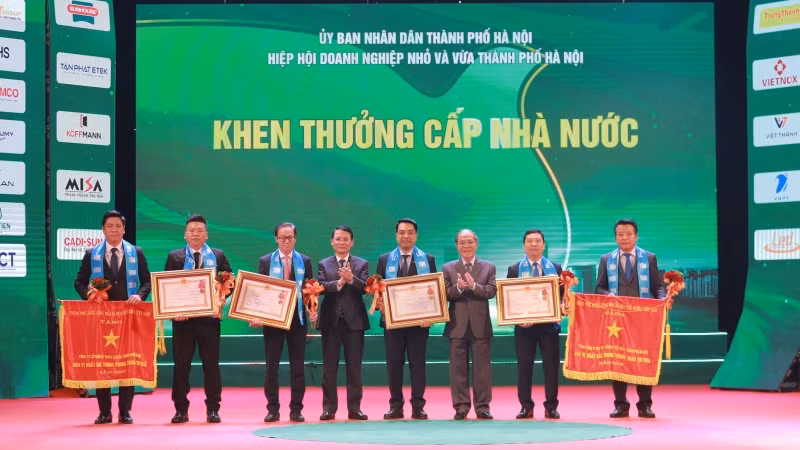 Các doanh nghiệp, doanh nhân tiêu biểu được nhận Huân chương lao động hạng 2, hạng 3 và Cờ thi đua của Chính phủ.