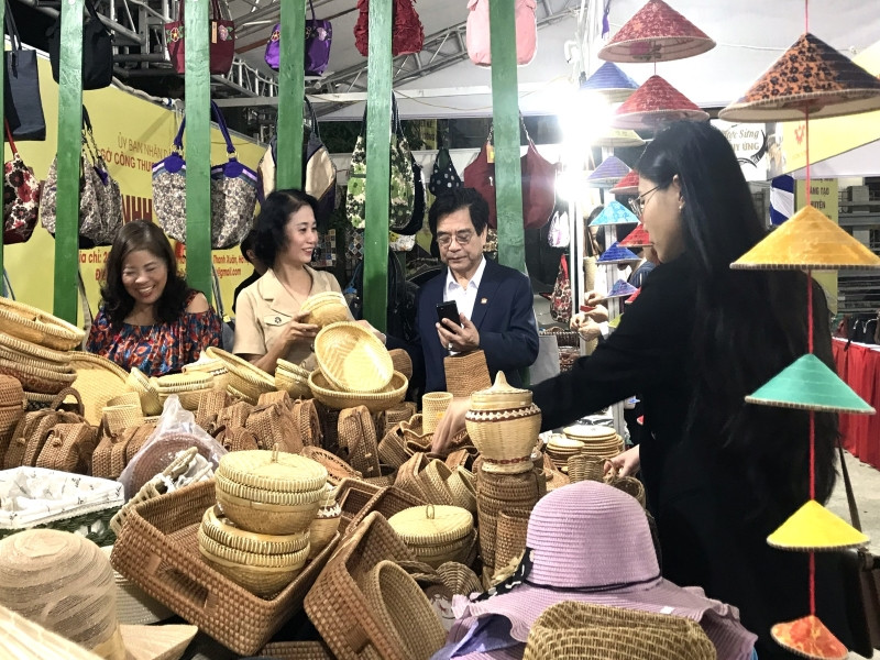 Các sản phẩm thủ công mỹ nghệ ngày càng có nhiều mẫu mã, kiểu dáng khác nhau.