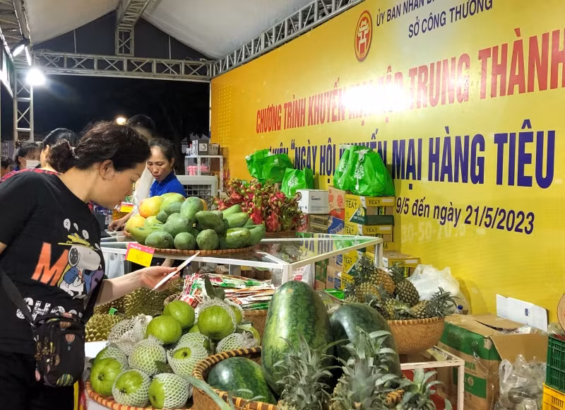 Người tiêu dùng mua sắm tại “Ngày hội khuyến mại hàng tiêu dùng và nông sản”.