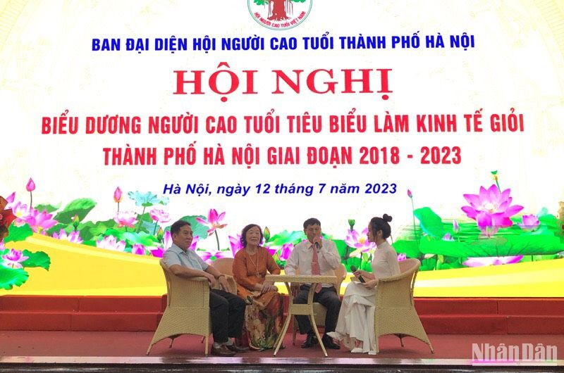Các cá nhân người cao tuổi làm kinh tế giỏi tọa đàm tại Hội nghị. 