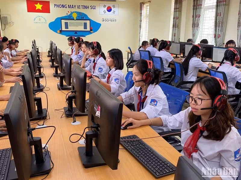 Các em học sinh trường THCS Tri Trung hào hứng với phòng Tin học được tặng.