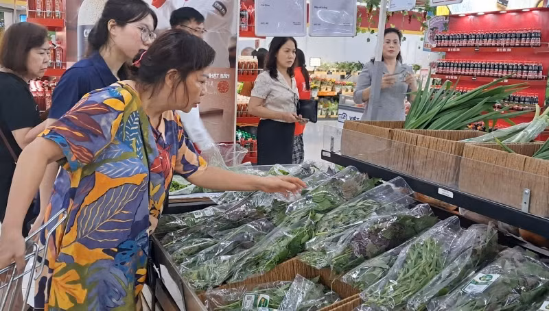 Người dân mua rau tại siêu thị Winmart chiều 6/9.
