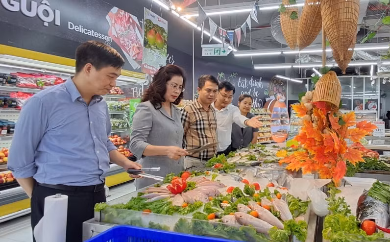 Đoàn công tác đi kiểm tra siêu thị WinMart Royal City.