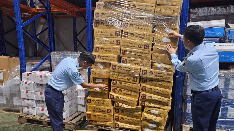 Lực lượng Quản lý thị trường Hà Nội kiểm tra hàng hóa vi phạm. 