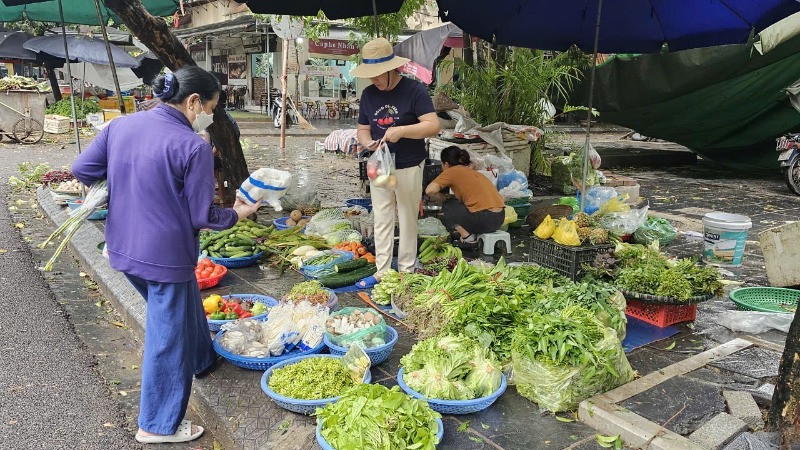 Xây dựng hệ thống chợ sẽ góp phần hạn chế được tình trạng họp chợ cóc lấn chiếm vỉa hè ở Hà Nội. 