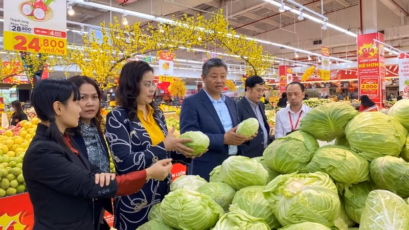 Lãnh đạo thành phố Hà Nội kiểm tra hàng hoá tại siêu thị GO! Thăng Long.