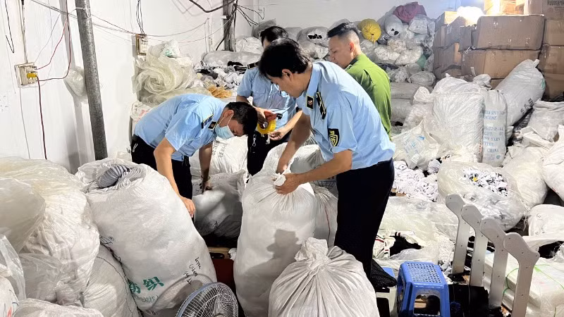 Nhiều kho hàng giả, hàng nhái bị lực lượng chức năng phát hiện và xử lý.