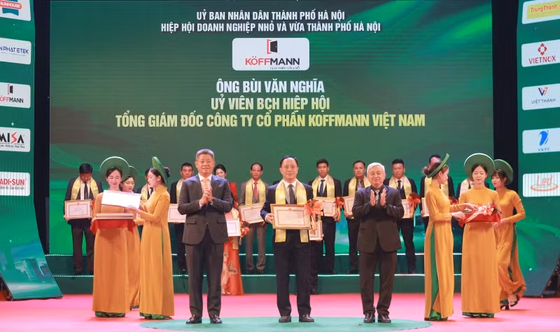 Lãnh đạo thành phố Hà Nội trao tặng bằng khen cho các doanh nghiệp, doanh nhân tiêu biểu.