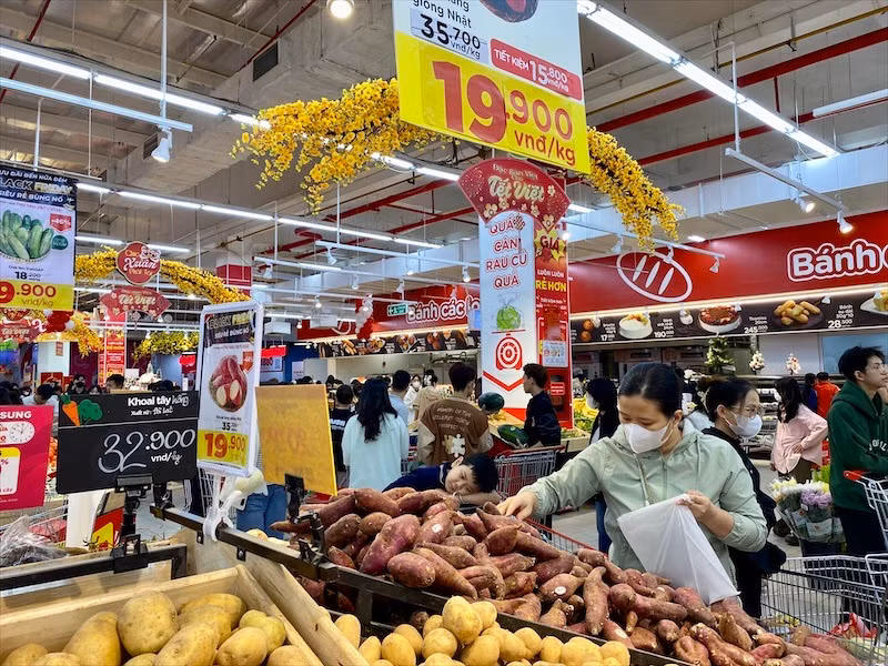 Người tiêu dùng mua sắm hàng hóa giảm giá tại siêu thị Big C Thăng Long.