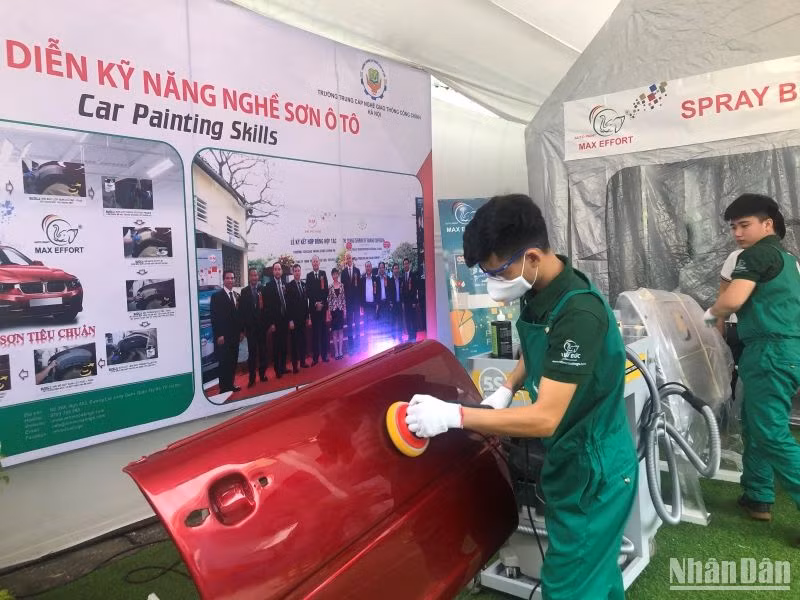 Trình diễn kỹ năng nghề tại Ngày hội gắn kết giáo dục nghề nghiệp Thủ đô với thị trường lao động.